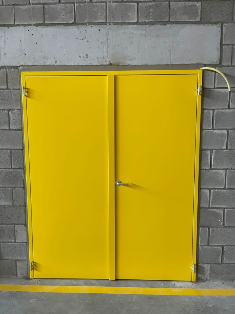 Dubbele brandwerende deur in het geel met food lock